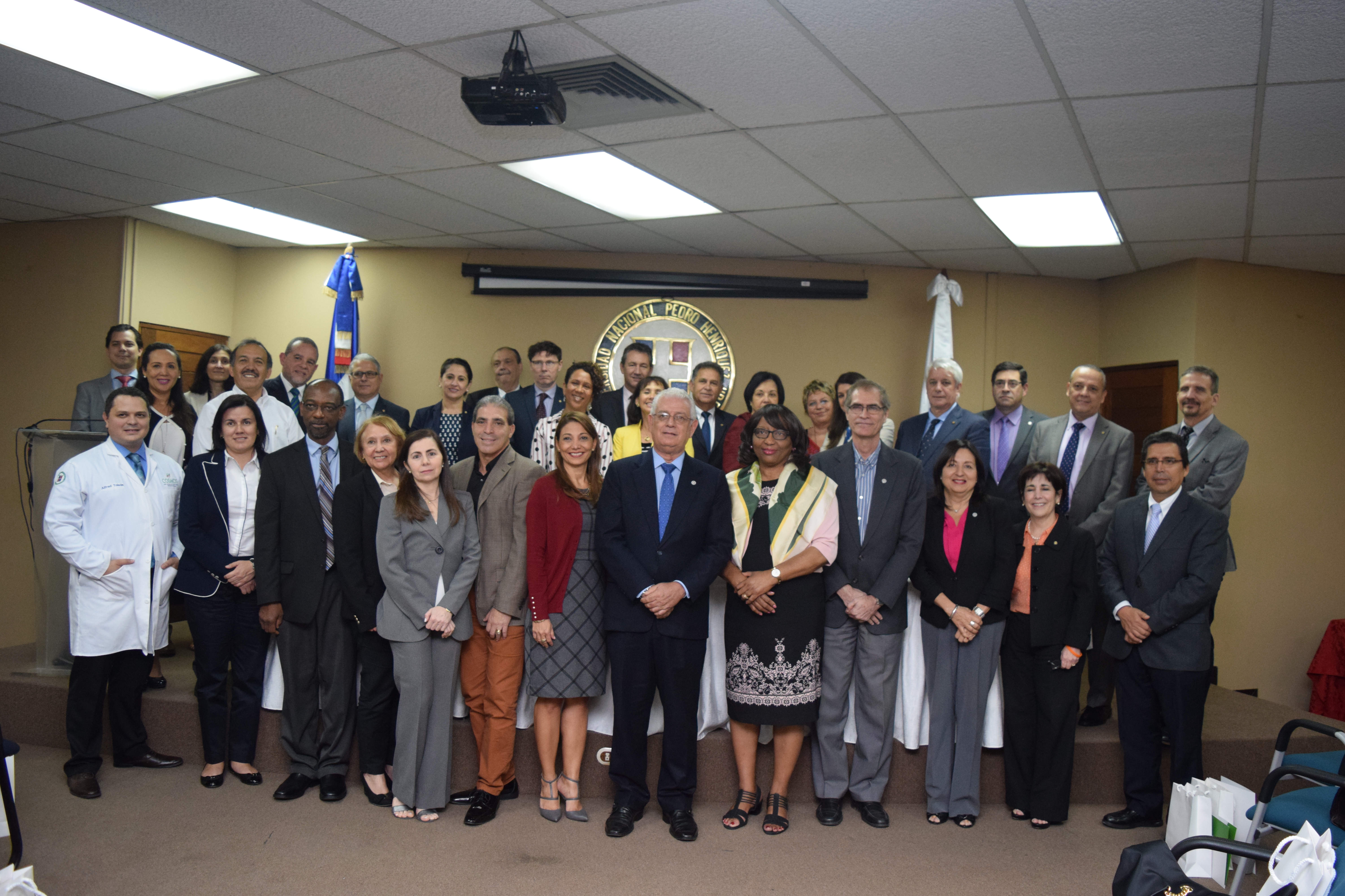 Visitantes de la OPS, junto a autoridades de la UNPHU