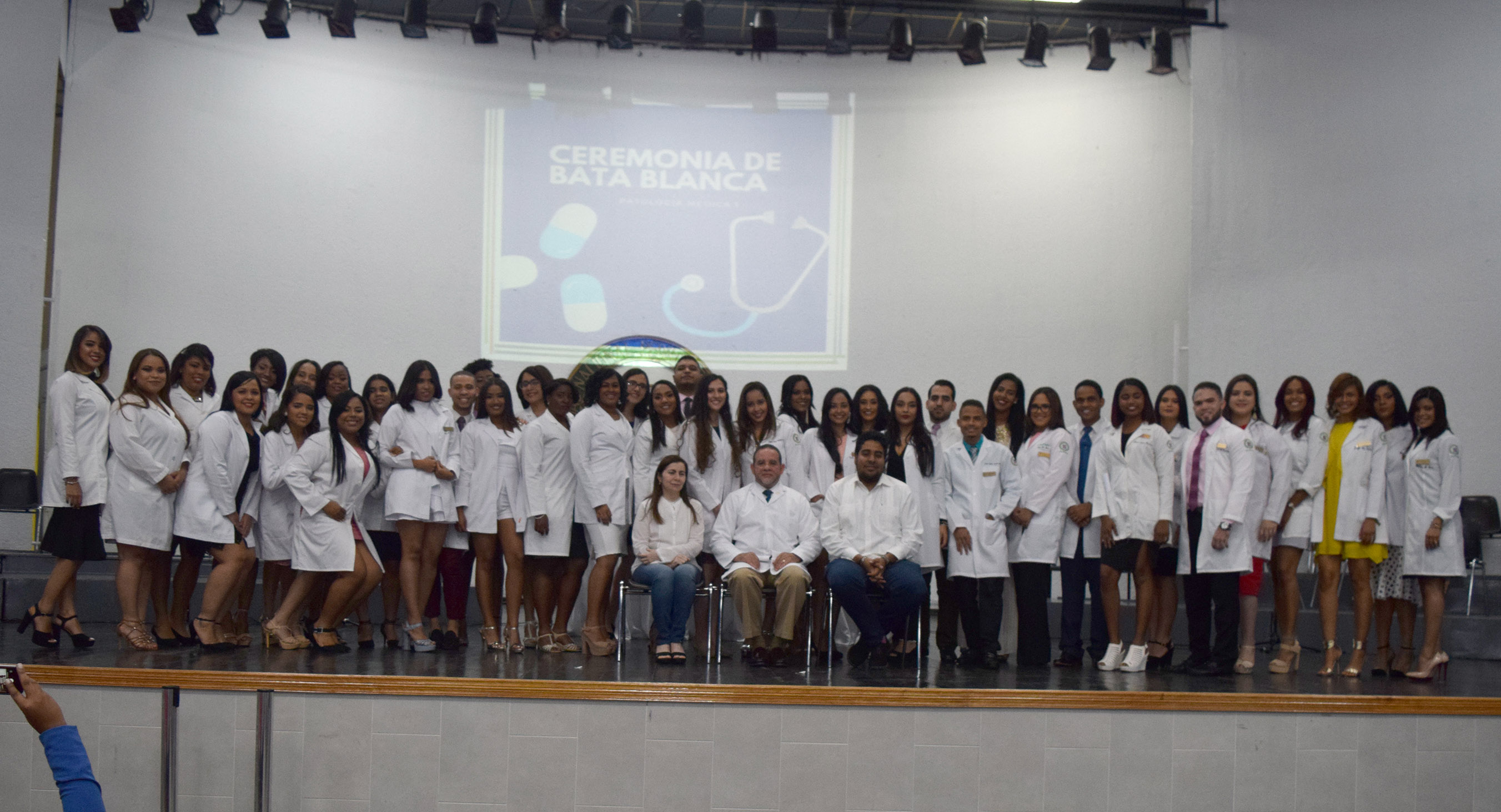 La mesa de honor, junto a los graduandos